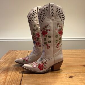 Dingo Ladies Poppy White Western Floral Embroidered Boot